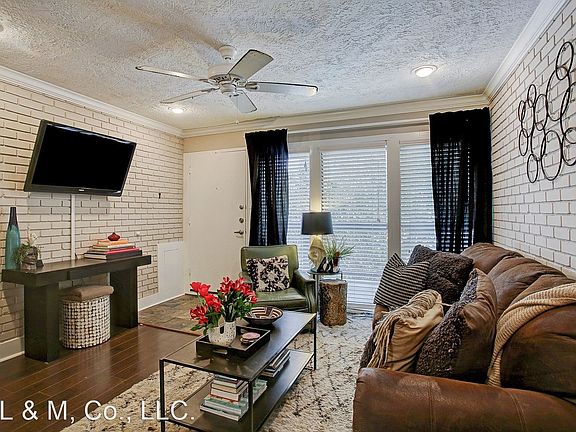 2nd image of 1501 Hyde Park Blvd #8952682