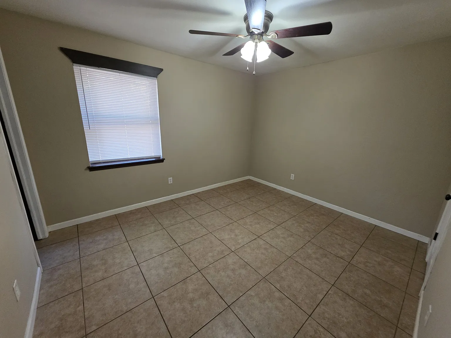 3 bed, 1.5 bath, 1052 sqft, $1,250 — Photo 3