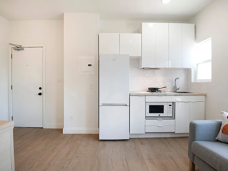 8th Street Studios Near Downtown Los Angeles Move-In Special — Photo 44