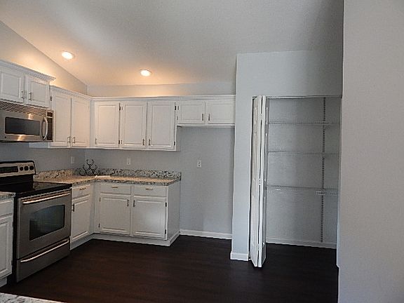 4th image of 938 Country Club Dr