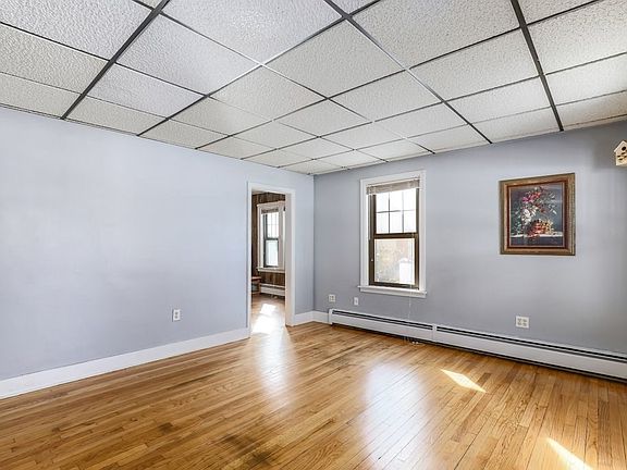 2nd image of 886 Canterbury St
