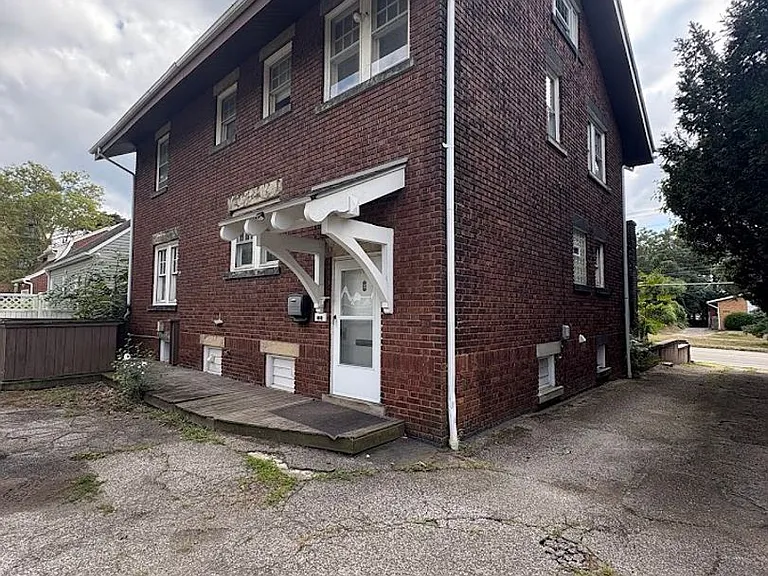 2281 E Market St — Photo 10