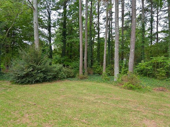 3rd image of 2213 Meadow Dr