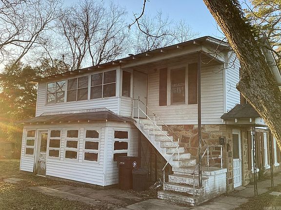 3rd image of 828 E Main St