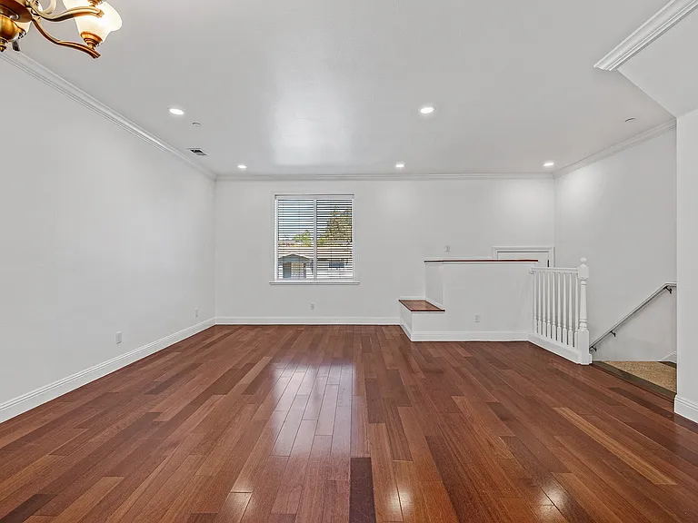 1083 Hyde St — Photo 4