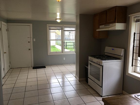 3rd image of 8845 S Escanaba Ave APT 1R