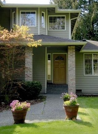 2nd image of 18930 Lago Pl NE