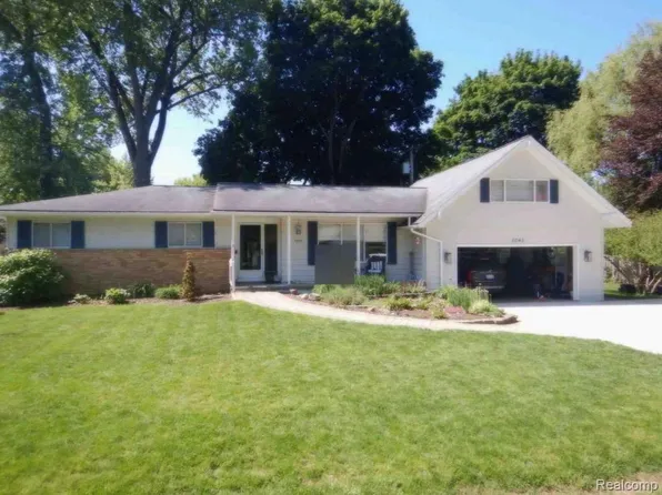 5045 Westcombe Ln, West Bloomfield, MI 48324
