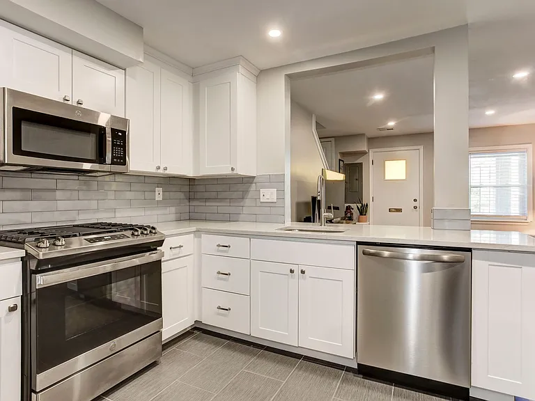1169 Summit St NE — Photo 28