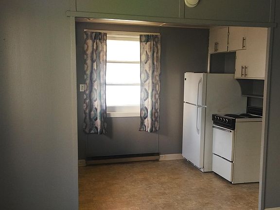 Kitchen w/ appliances