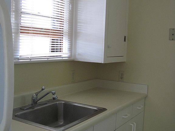 4th image of 615 W 10th St