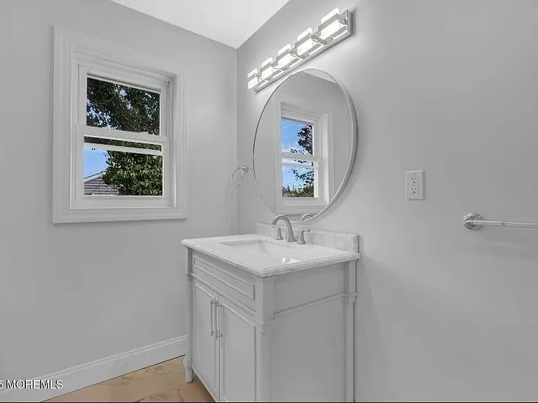 1143 Roe Ave — Photo 15