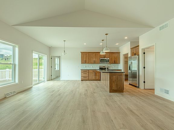 5th image of 404 Creekview