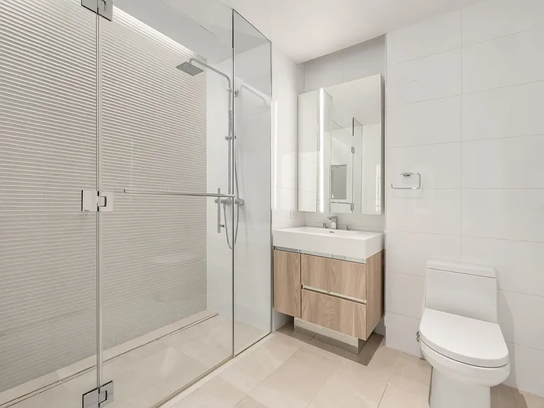 555 W 43rd St #2F — Photo 8