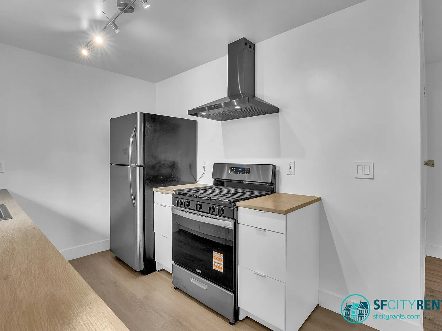 Redwood City: Spacious 2 bed 1 Ba w/ Private Balcony, Shared Laundry & Parking Included — Photo 1