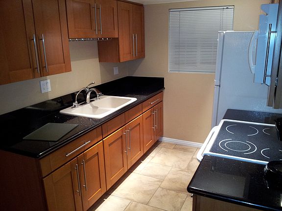 5th image of 3072 Winfield Ave