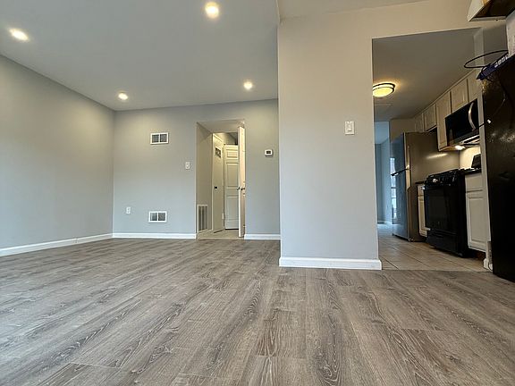 5th image of 238 N Stevenson Sq