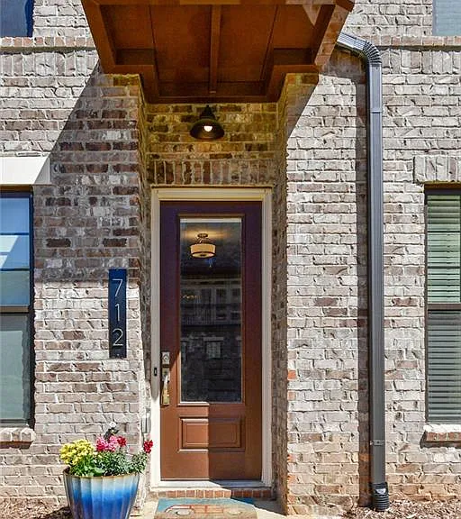 712 Alden Dr — Photo 2