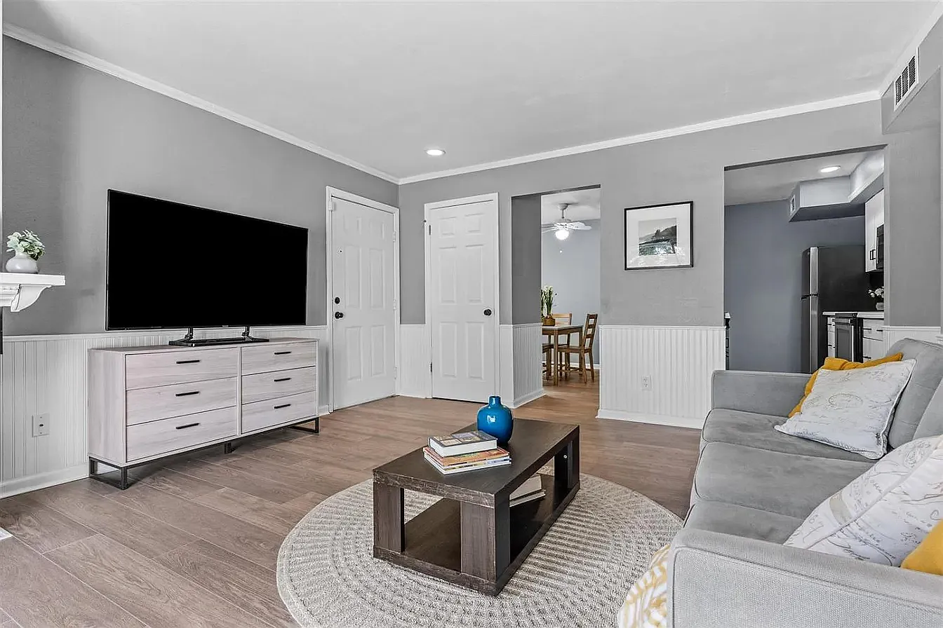 2 bed, 956 sqft, $1,600 — Photo 1