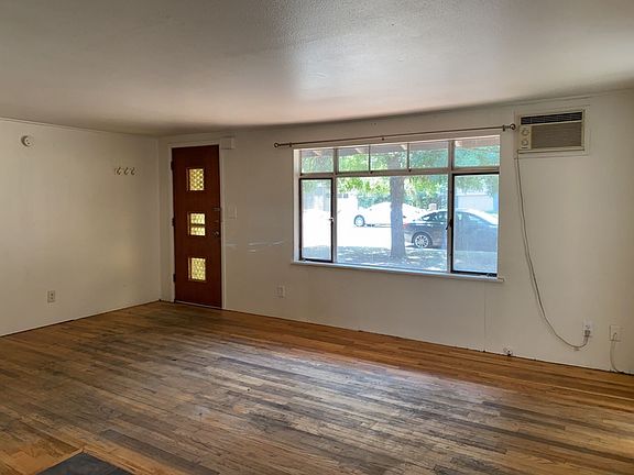5th image of 1140 W Myrtle St