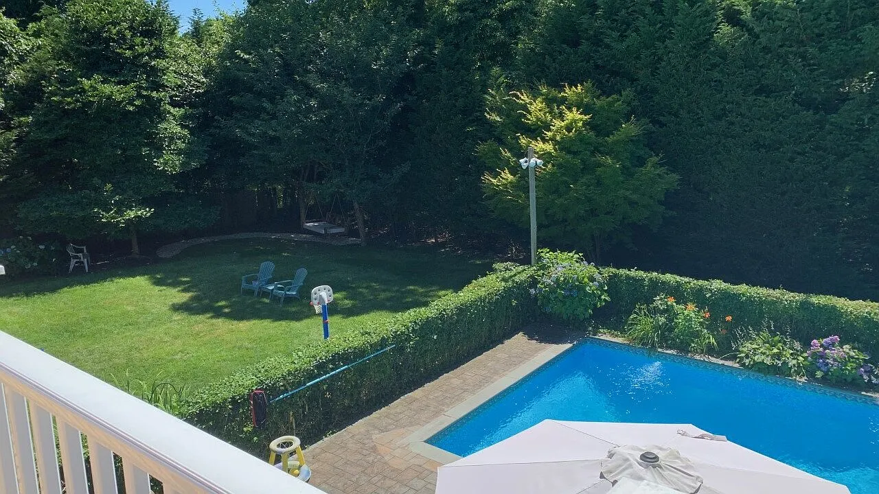Beautiful Hampton Bays Home, South of the Highway, Pool & Spa — Photo 3