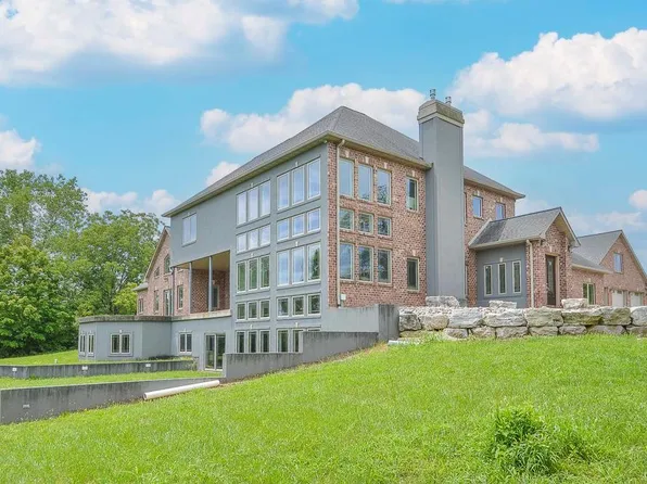 725 Veterans Dr, Millstadt, IL 62260