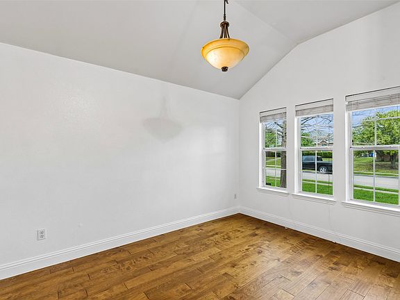 4th image of 413 Sandy Ln