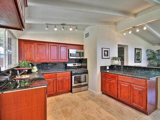 1st image of 875 Lakeknoll Dr