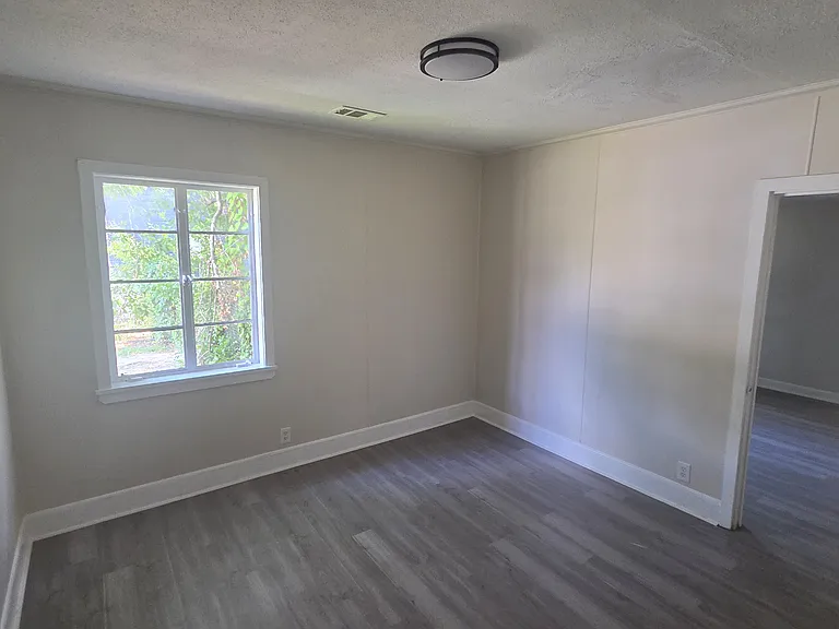 1638 Burton Ave — Photo 7