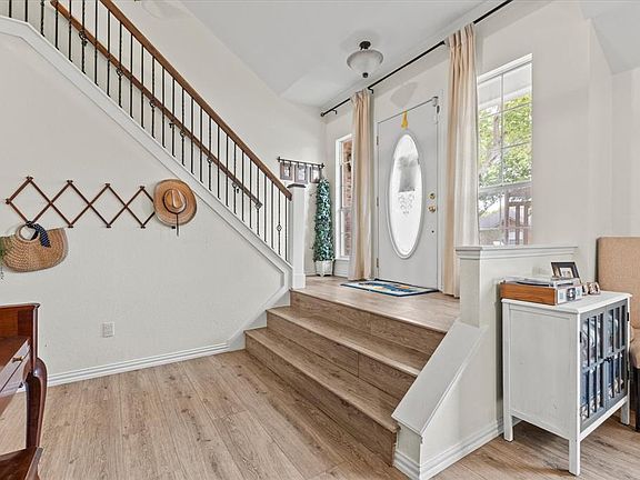2nd image of 982 Little Den Dr