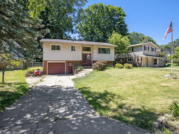 2046 Holliday Dr SW, Wyoming, MI 49519