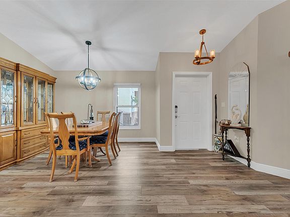 4th image of 555 Abingdon Way