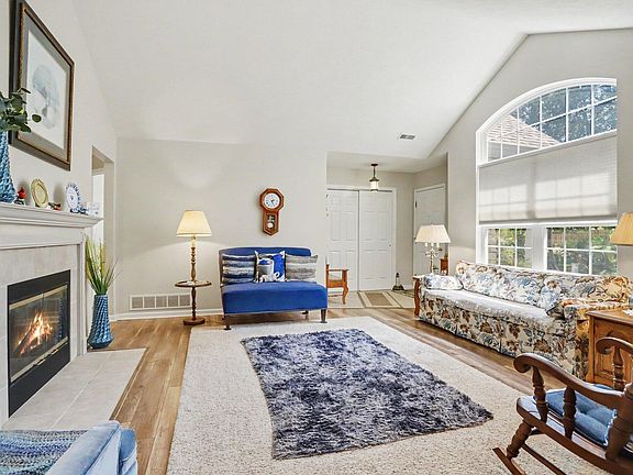 4th image of 468 Ashton Lake Dr