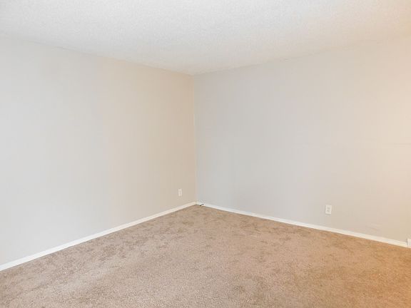 3rd image of 1015 N Fairlawn Cir W