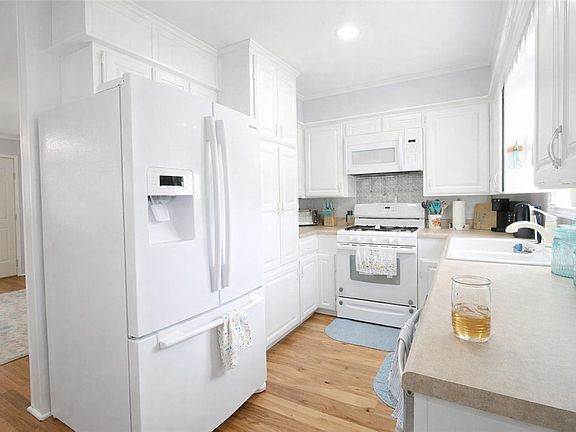5th image of 322 N 1st St