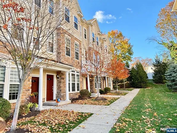 12 Iris Ln, Garfield, NJ 07026
