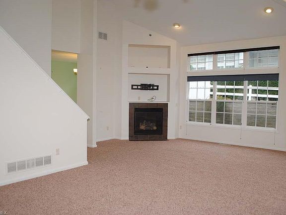 4th image of 125 Blossom Ln #3