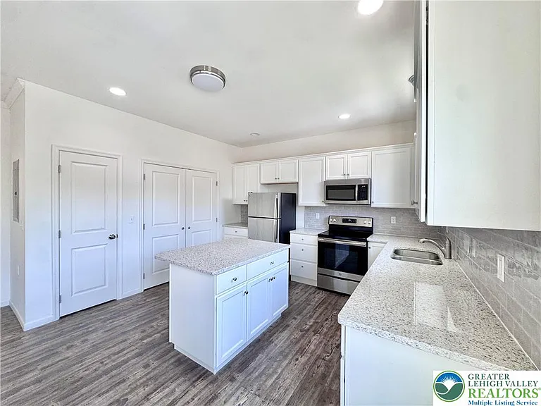 315 E Stone Aly #3 — Photo 4