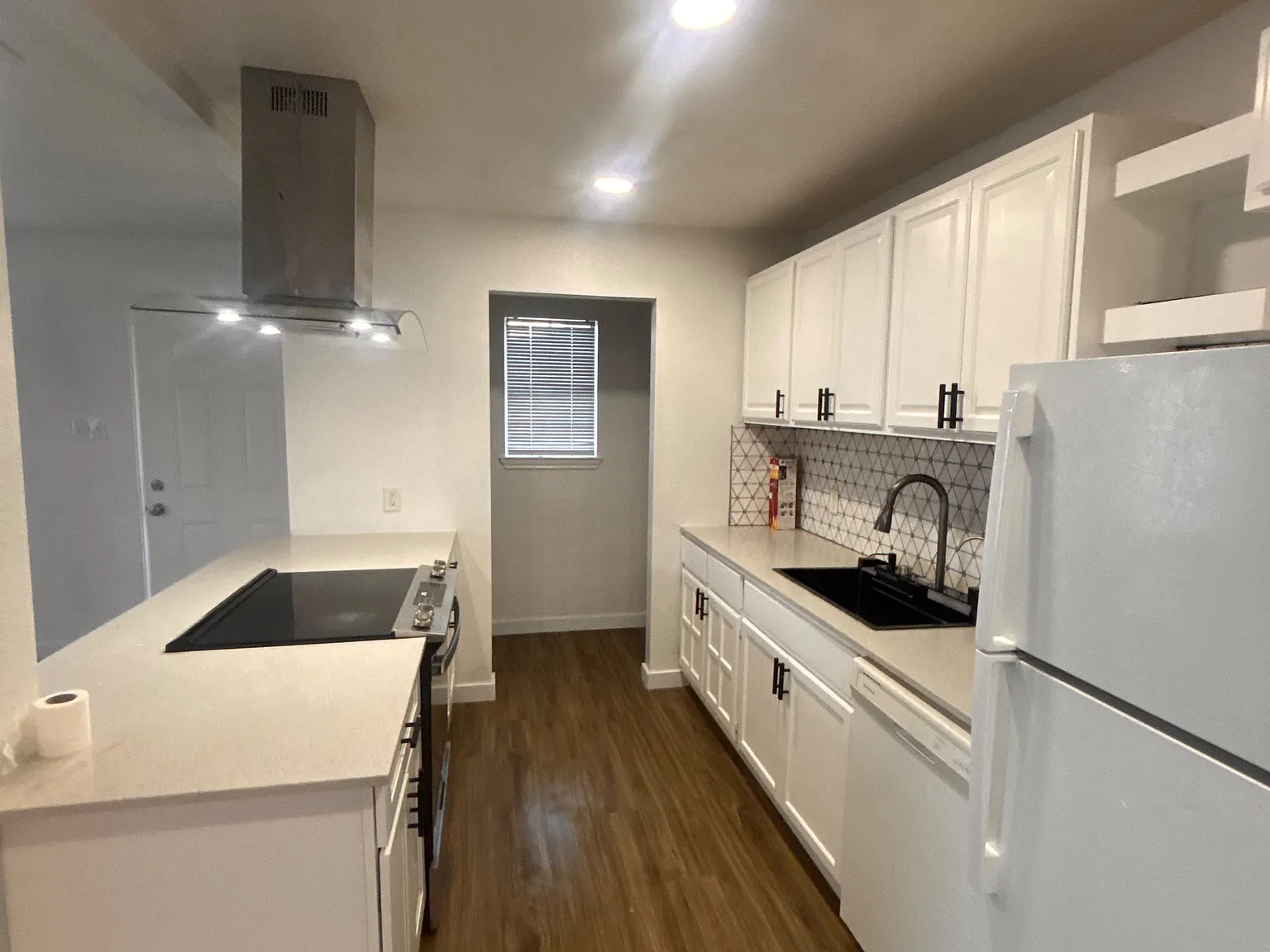 3 bed, 1.5 bath, 950 sqft, $1,800 — Photo 2
