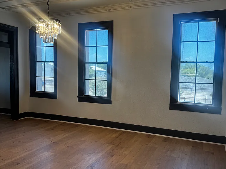 421 E Henderson St — Photo 13