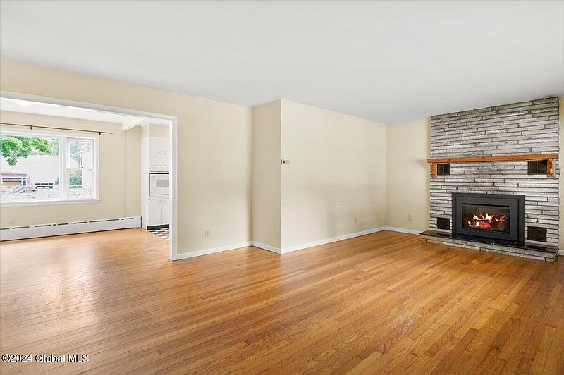 4th image of 257 W Circular Street