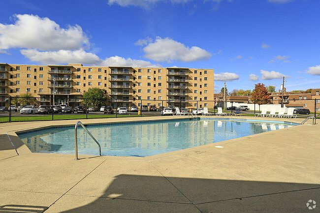 1st image of 135 Chestnut Ln #101