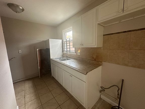 4th image of 20411 Northlawn St