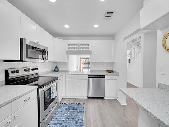 4th image of 4823 NW 82nd Avenue #1003