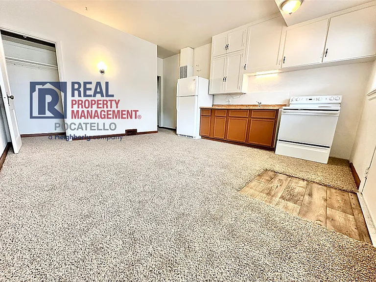 355 S Johnson Ave — Photo 2