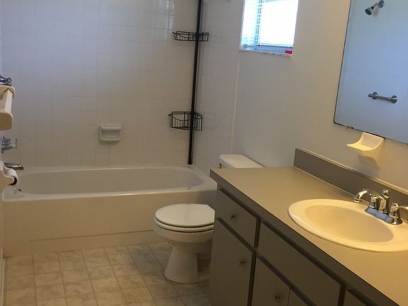 4th image of 210 Greenwoods Dr