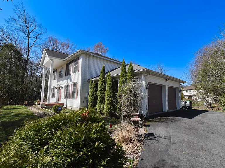 2570 Country Club Dr — Photo 4