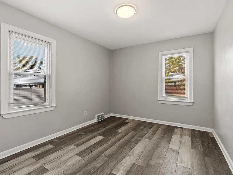 19321 Cliff St — Photo 10
