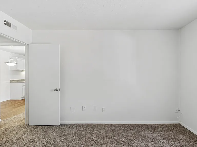 Fairway Club Apartments — Photo 42