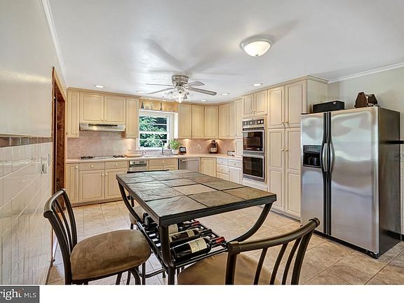 5th image of 208 Marom Dr